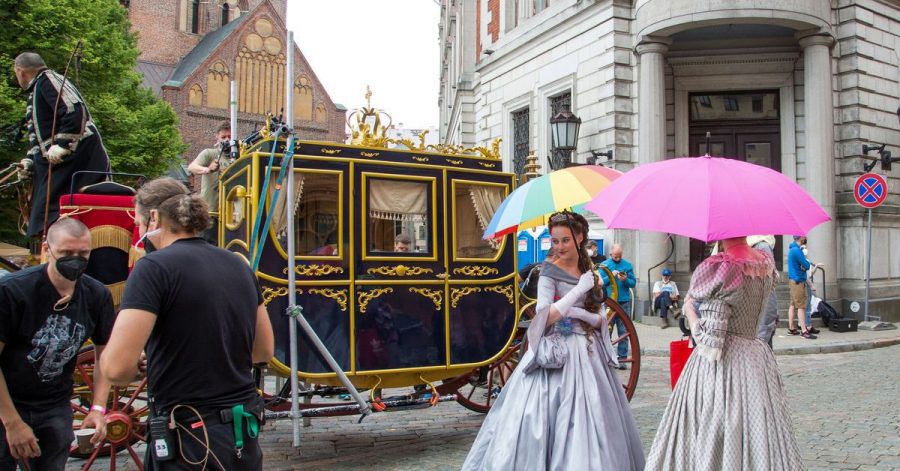 Hauptdarstellerin Dominique Devenport (2.v.r) bei den Dreharbeiten zur Serie «Sisi»in Riga.