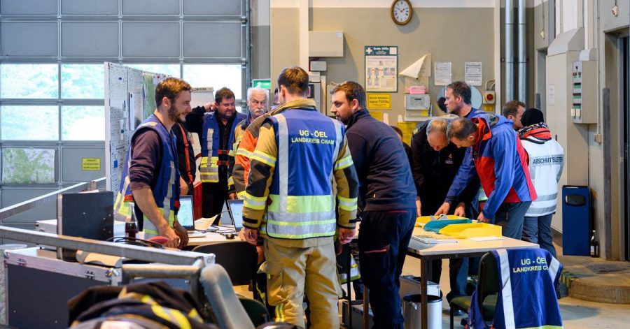 Das Einsatzteam in der Einsatzzentrale der Rettungsaktion an der Grenze zwischen Bayern und Tschechien. Nach zwei Nächten in dem riesigen Waldgebiet ist die achtjährige Julia lebend gefunden worden.