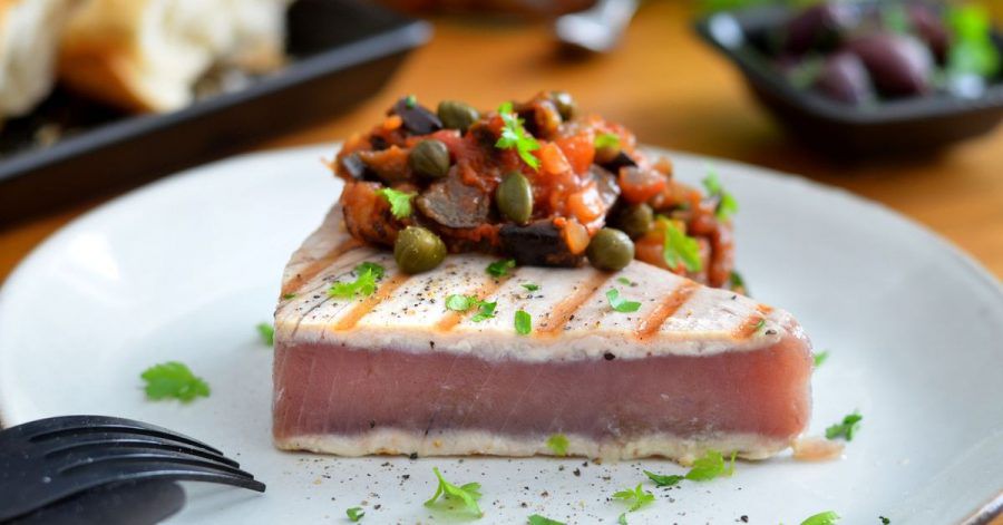 Sieht aus wie ein Stückchen Kuchen, ist aber ein Thunfischsteak in Sushi-Qualität. Es wird gegrillt und mit einer Gemüsepaste serviert.