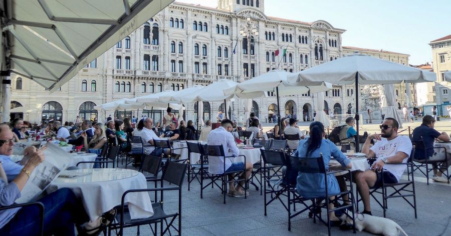 Im Kaffeehaus Caffè Degli Specchi können sich Besucher dem süßen Nichtstun hingeben.