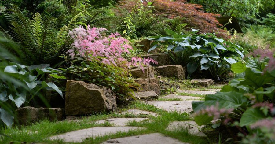Material und Form passen zum Umfeld: Daran sollten sich Hobbygärtner orientieren, wenn sie einen neuen Gartenweg planen.