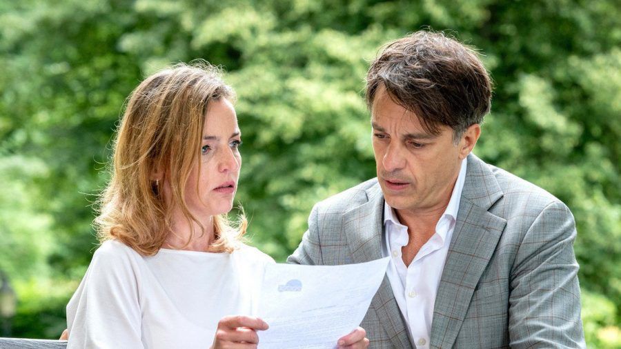 "Sturm der Liebe": Robert und Lia lesen geschockt das Ergebnis des Gentests. (cg/spot)