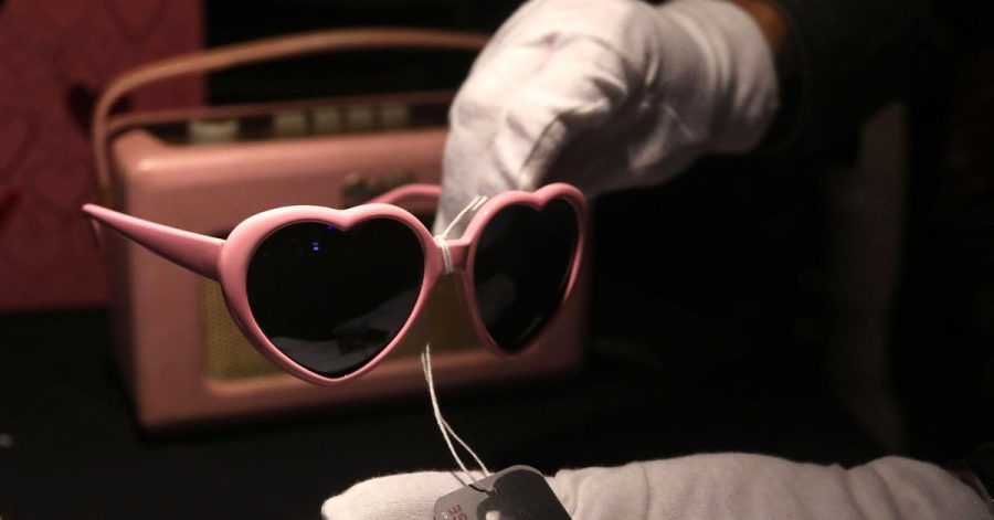Eine herzförmige Brille von Amy Winehouse ist im Hard Rock Cafe am Times Square zu sehen. Vor einer großen Versteigerung in Kalifornien sind persönliche Gegenstände der verstorbenen Sängerin in New York ausgestellt worden.