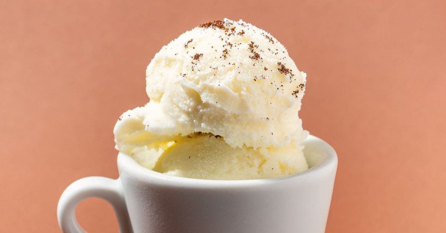Für den Weißer-Kaffee-Gelato werden Kaffeebohnen leicht zerdrückt, sodaß sich aus jeder Bohne 2–3 große Stücke ergeben.