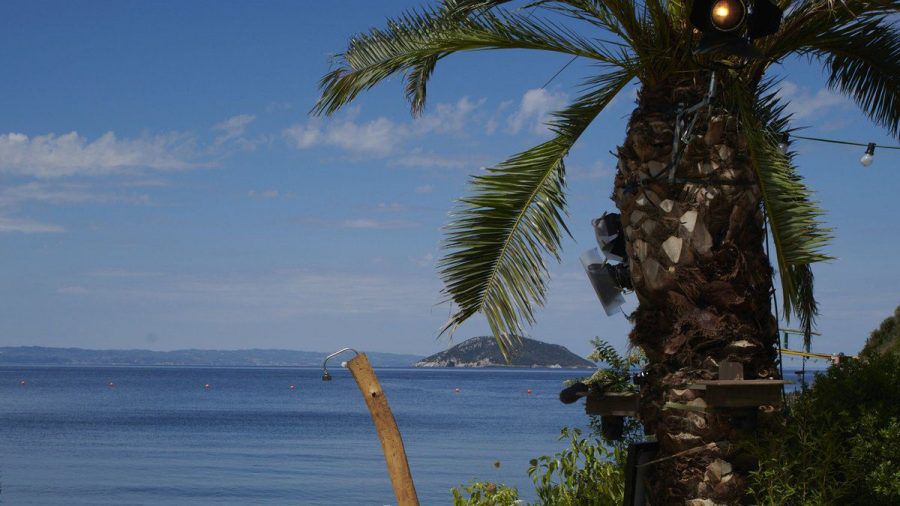 Auf einer griechischen Insel lernen sich 16 nackte Singles bei "Adam sucht Eva" kennen. (aha/spot)