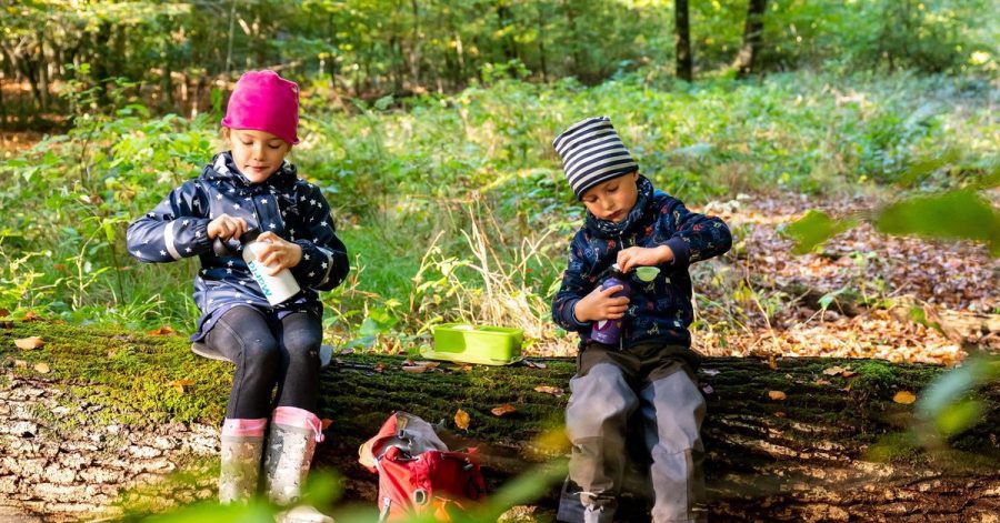 Bei sportlichen Aktivitäten oder beim Spielen vergessen Kinder schnell, etwas zu trinken. Eltern sollten deshalb auf eine regelmäßige Flüssigkeitszufuhr achten.