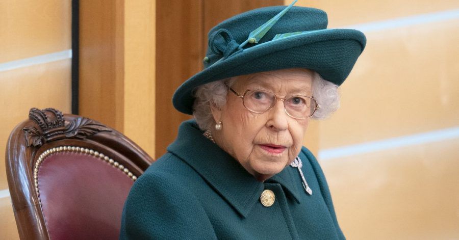 Königin Elizabeth II. sitzt im Plenarsaal des schottischen Parlaments in Edinburgh. (Archivbild)
