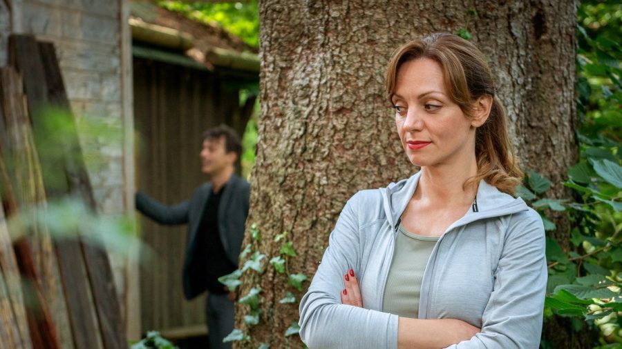 "Sturm der Liebe": Ariane hält sich im Hintergrund, während Robert versucht, mit Lia zu reden. (cg/spot)