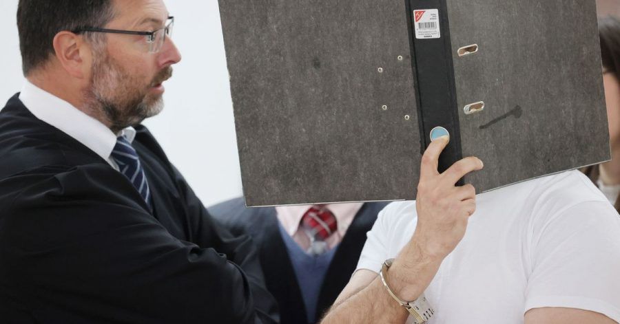 Der Angeklagte (r.) in Handschellen im Verhandlungssaal des Landgerichtes Gera.