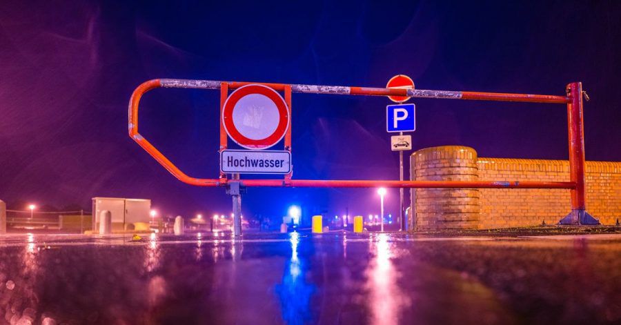Der Zugang zum Parkplatz am Südstrand in Wilhelmshaven ist wegen des Sturmtiefs "Ignatz" mit Hochwasser-Gefahr für Autos gesperrt.