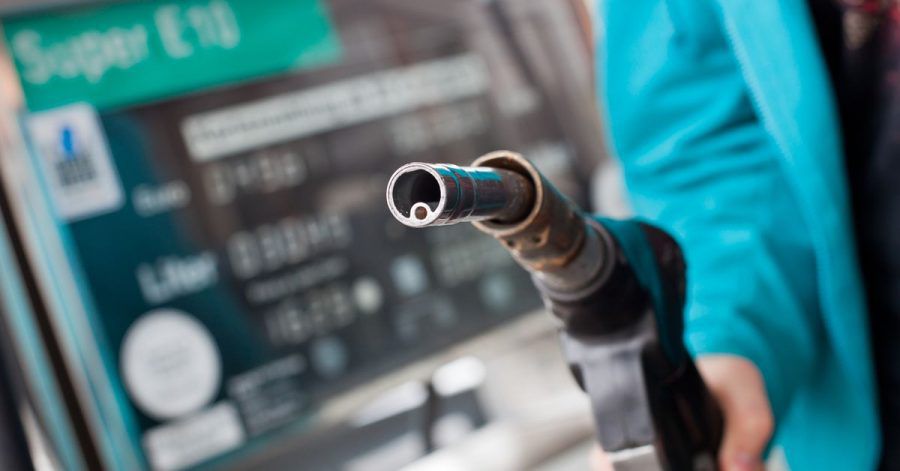 Angst vor der Zapfpistole? An der Tankstelle müssen Autofahrerinnen und Autofahrer derzeit deutlich tiefer in die Tasche greifen als noch vor wenigen Wochen.