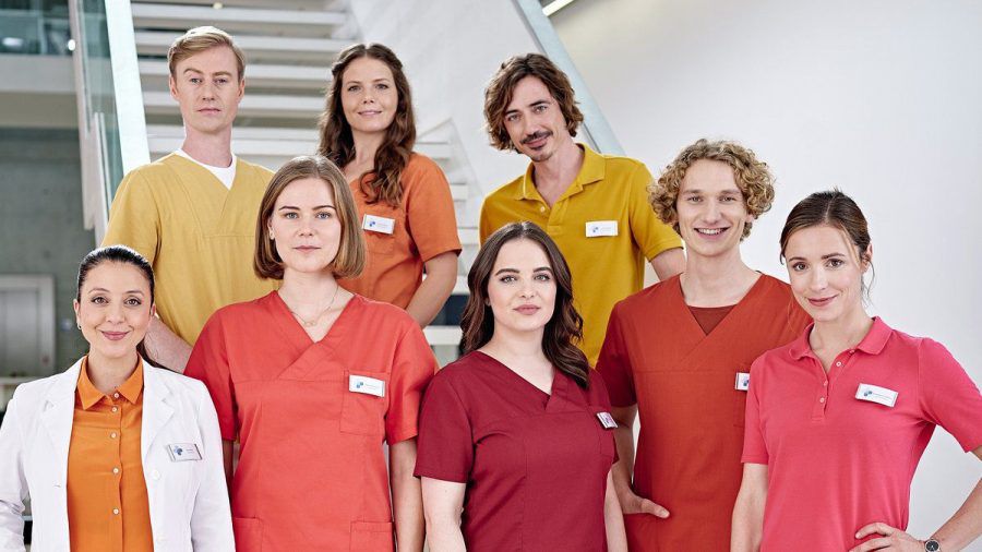 Schichtende für das Ensemble von "In aller Freundschaft - Die Krankenschwestern". (smi/spot)