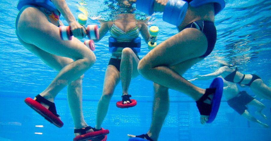 Entlastung dank Auftrieb: Im Wasser trainiert man nur mit einem Bruchteil des eigenen Körpergewichts.