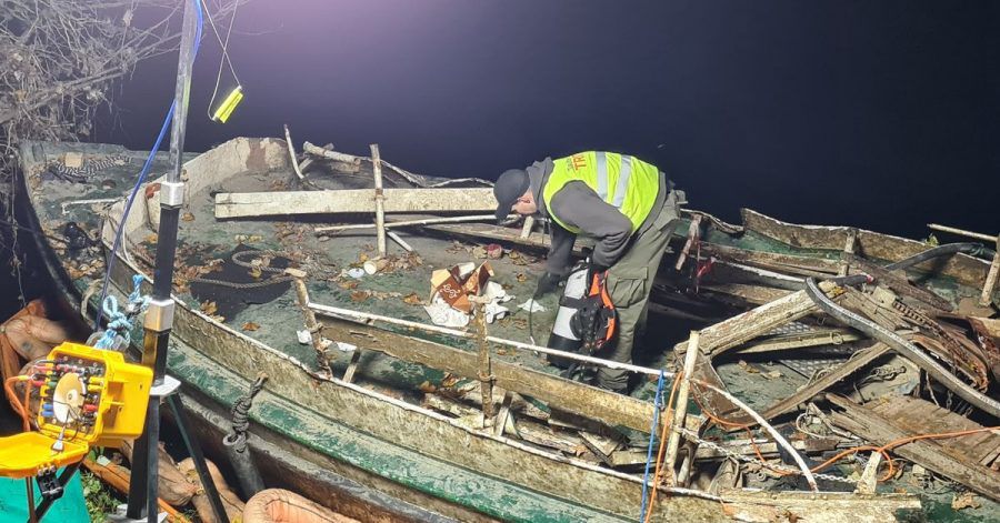 Das versunkene und wieder aufgetauchte Fahrgastschiff «Moornixe» ist aus dem Wasser gehoben.