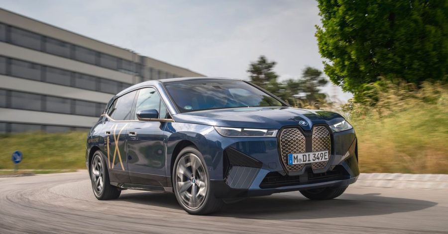Die große Niere am Bug ist zwar geblieben. Doch insgesamt hat der iX ein für BMW eher untypisches Aussehen.