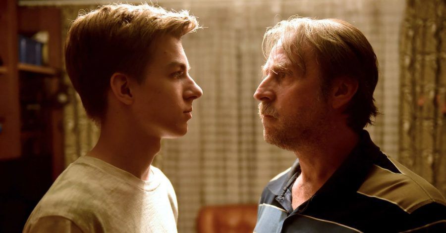 Benny (Nick J. Schuck, l) ist wütend, da sein Vater Volker (Bjarne Mädel) ihn vor seinen Freunden blamiert hat.