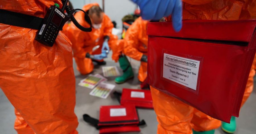 Einsatzkräfte des Havariekommandos bereiten sich während einer Großübung zur Vorbereitung auf Notfälle im Seuchenschutz im Hamburger Hafen auf ihren Einsatz vor.