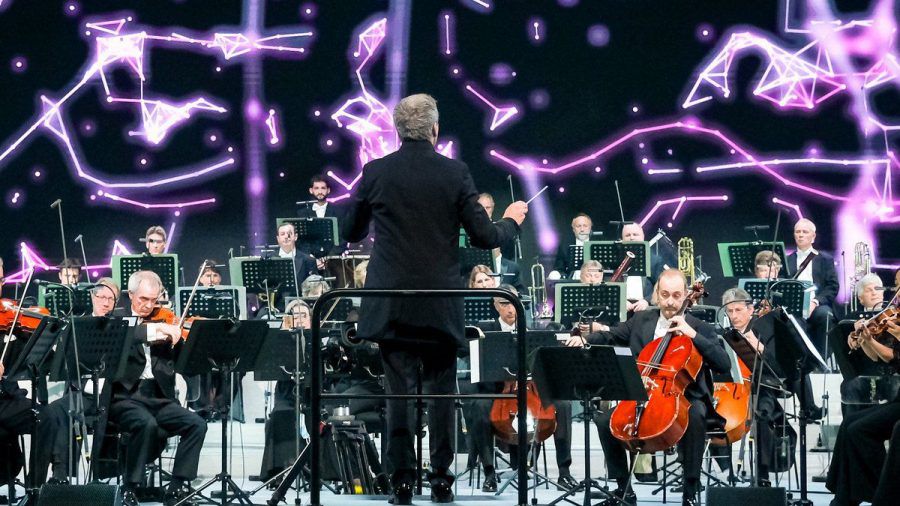 Das Beethoven Orchester Bonn spielt beim ersten Telekom Street Gig Klassik in der Elbphilharmonie unter der Leitung von Dirk Kaftan. (tae/spot)