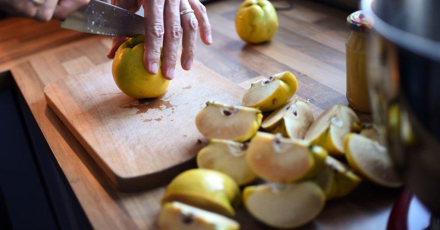 Wird beim Aufschneiden der Quitten braunes Fruchtfleisch sichtbar, ist der Schreck groß. Die Fleischbräune ist aber unbedenklich, sie tritt bei ungünstigen Wachstumsbedingungen auf.
