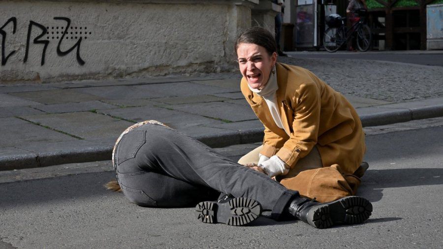 "Tatort: Unsichtbar": Ronja (Lili Zahavi) ruft um Hilfe, nachdem Anna Schneider (Milena Tscharntke) zusammengebrochen ist. (cg/spot)