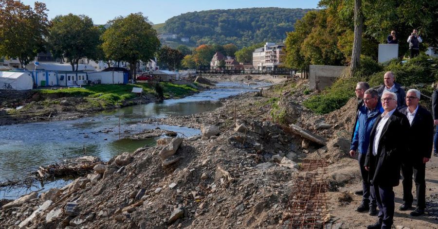 Bundespräsident Frank-Walter Steinmeier am Ufer der Ahr in Ahrweiler.