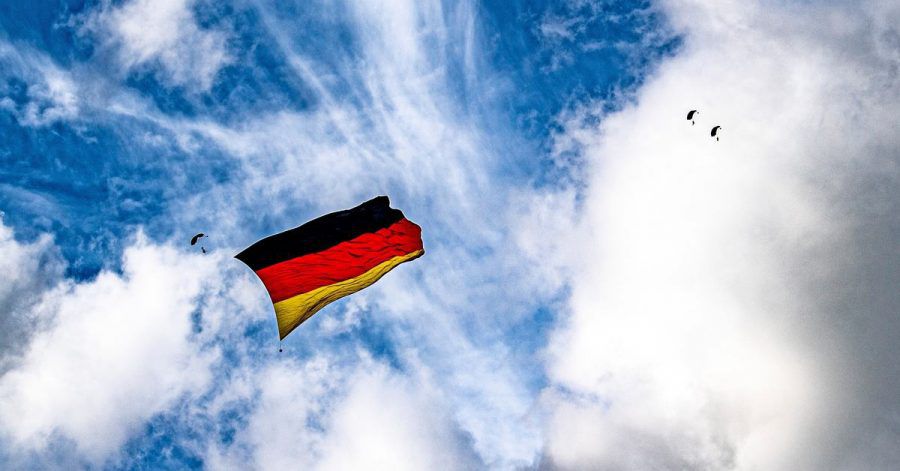 Über dem Flughafen Paderborn-Lippstadt hissen sieben Fallschirmspringer eine Flagge, die so groß ist wie niemals zuvor bei einem Sprung.
