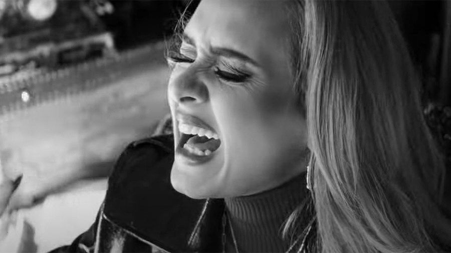 Adele: Hier ist ihr Comeback-Viudeo "Easy On Me": 12 Mio Klicks in 7 Stunden!