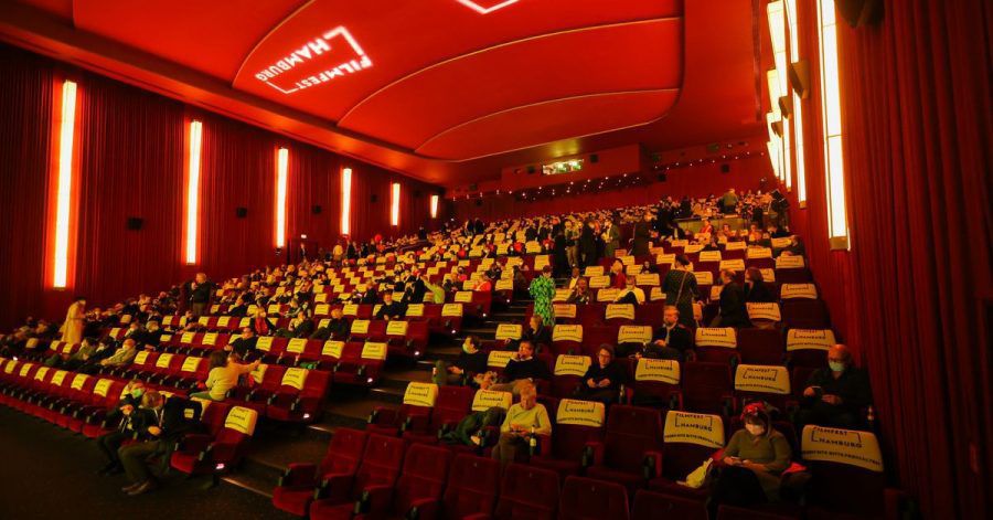 Gäste sitzen im Saal während des 29. Hamburger Filmfests, das mit der Aufführung des Films „Große Freiheit“ eröffnet wird.