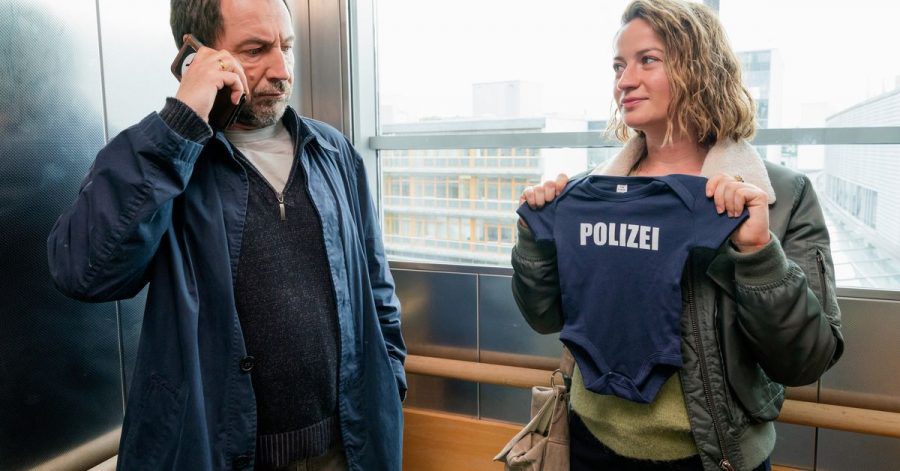 Theresa Wolff (Nina Gummich) begleitet Hauptkommissar Robert Brückner (Thorsten Merten) zur Geburt seines Kindes.
