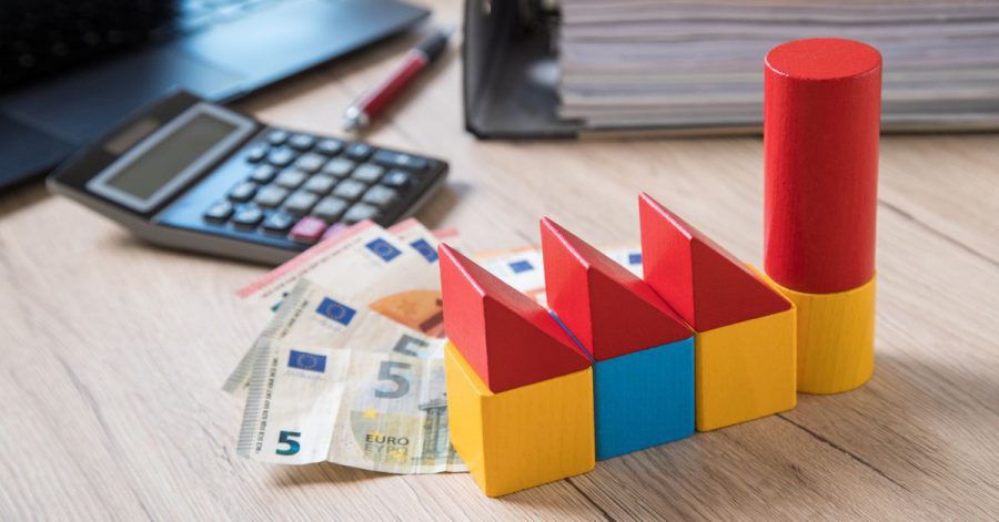 Die Zinsen für Immobilienkredite und die Preise für Häuser steigen, bei der Baufinanzierung sollten Käufer und Bauherren also genau planen.