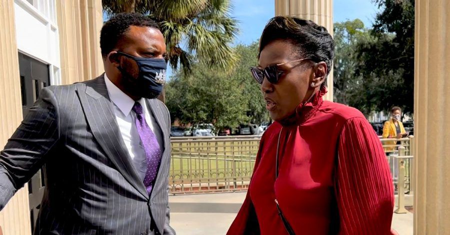 Wanda Cooper-Jones (r), die Mutter von Ahmaud Arbery, mit ihrem Anwalt Lee Meritt. Mehr als eineinhalb Jahre nach dem gewaltsamen Tod des schwarzen Joggers im US-Bundesstaat Georgia hat der Mordprozess gegen die drei weißen Angeklagten begonnen.