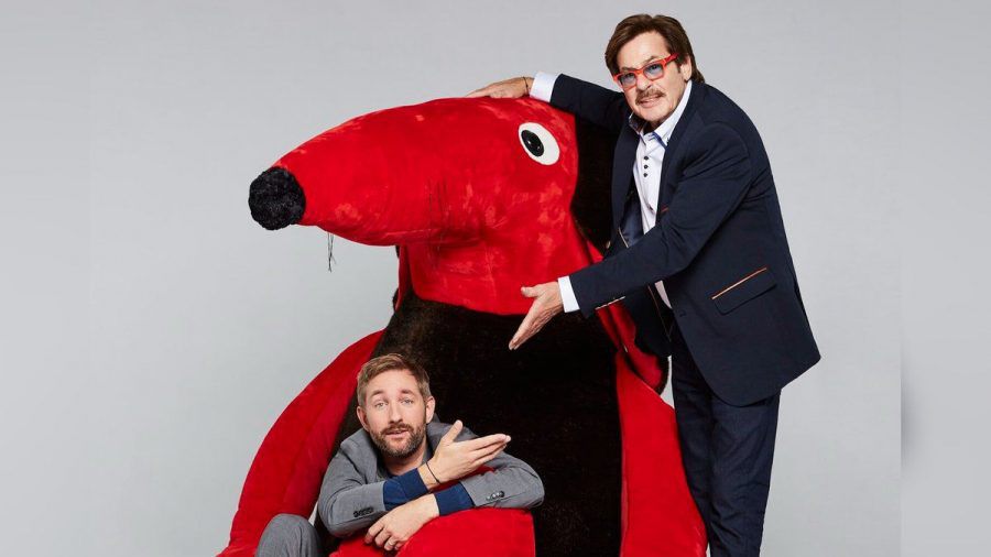 Jörg Draeger (r.) und Daniel Boschmann präsentieren neue Folgen der Kult-Gameshow "Geh aufs Ganze!". (ili/spot)