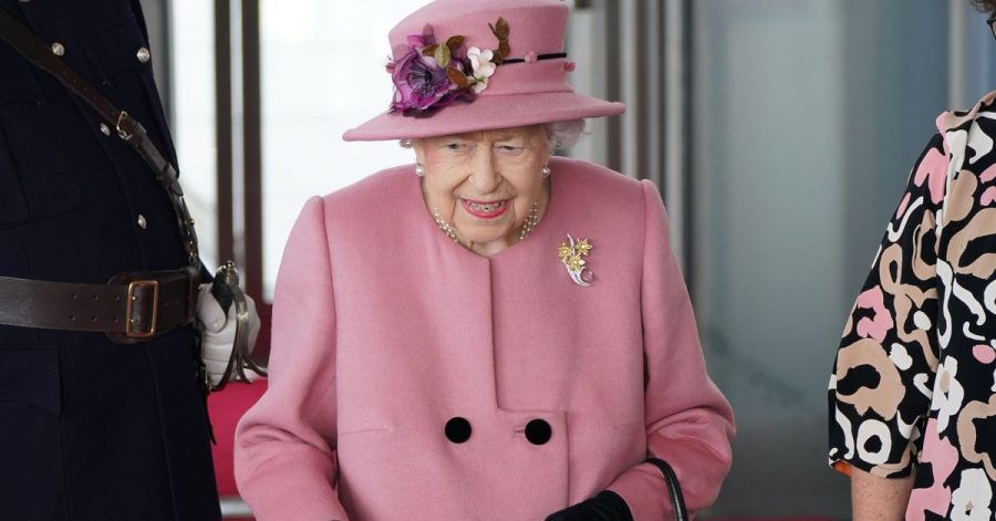 Die britische Königin Elizabeth II. (M) kommt zur Eröffnungszeremonie des walisischen Parlaments.