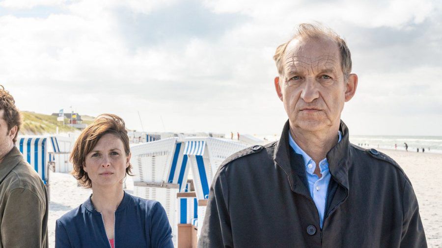 "Nord Nord Mord: Sievers und der schwarze Engel": Die Ermittler Ina Behrendsen (Julia Brendler) und Carl Sievers (Peter Heinrich Brix). (cg/spot)