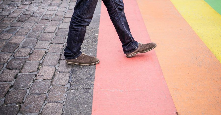 Männer werden oft für ihr Coming-out gefeiert - doch was die Partnerinnen durchleben, können viele kaum nachvollziehen.
