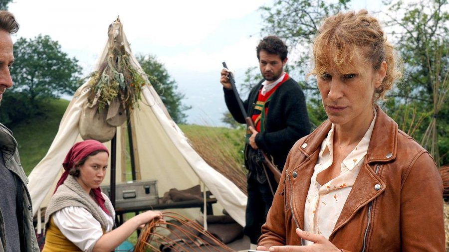 "Der Bozen-Krimi: Mord am Penser Joch": Kommissarin Schwarz (Chiara Schoras) vernimmt das Ehepaar Monika (Katharina Haudum) und Matthias Frank (David Tobias Schneider). (cg/spot)