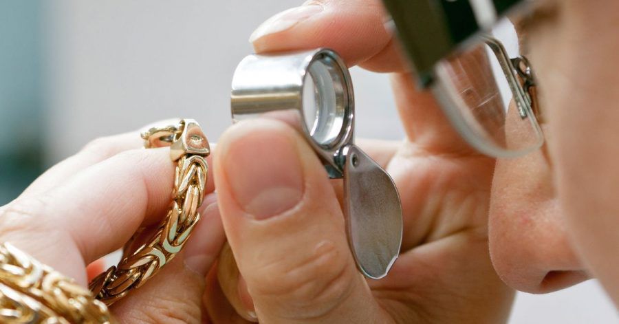 Wer seinen Schmuck zu Geld machen will, sollte wissen: Handwerkskunst macht sich beim Verkauf meistens nicht bezahlt.