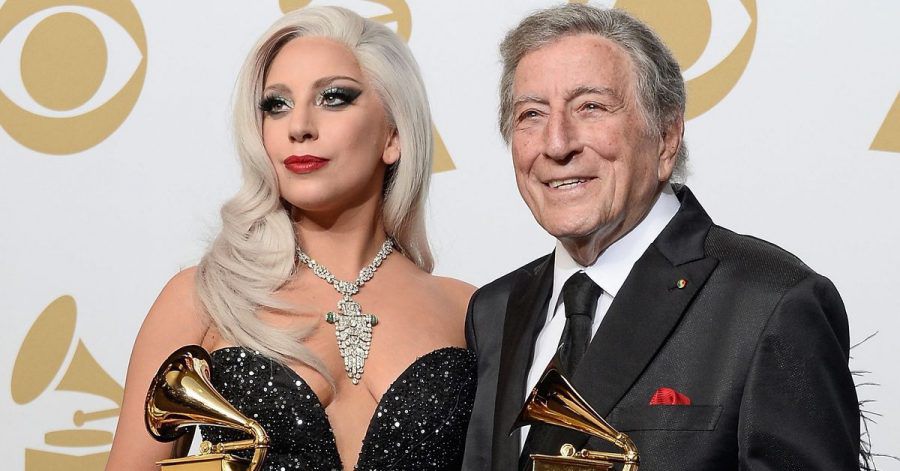 Lady Gaga und Tony Bennett zeigen ihre Awards für das «Beste traditionelle Pop-Vocal-Album» bei den 57. Grammy Awards im Staples Center.