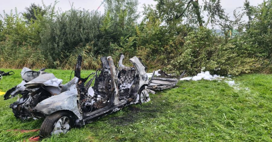 Das ausgebrannte Wrack des Wagens, in dem drei junge Menschen ihr Leben verloren.
