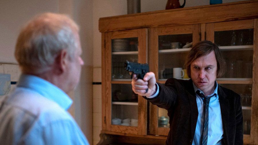"Tatort: Borowski und der gute Mensch": Kai Korthals (Lars Eidinger, r.) zielt auf Borowski (Axel Milberg). (cg/spot)