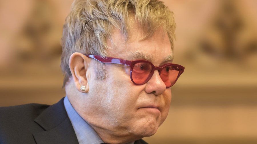 Elton John muss sich von einer Operation erholen. (jom/spot)