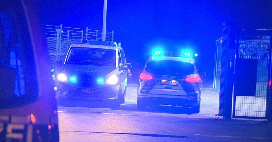 Die Polizei rückte mit etlichen Einsatzkräften und Fahrzeugen aus, da ein Anschlag zunächst nicht ausgeschlossen werden konnte.