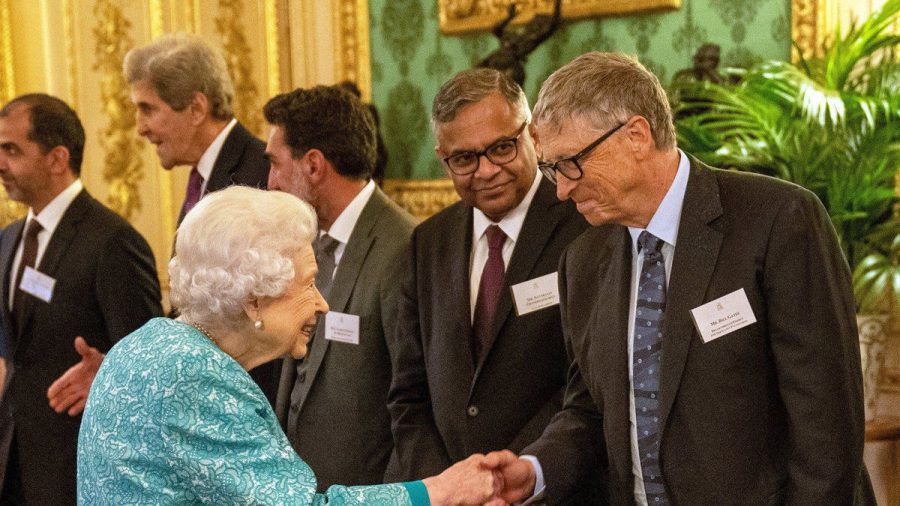 Queen Elizabeth II. begrüßt Bill Gates auf Schloss Windsor. (dr/spot)