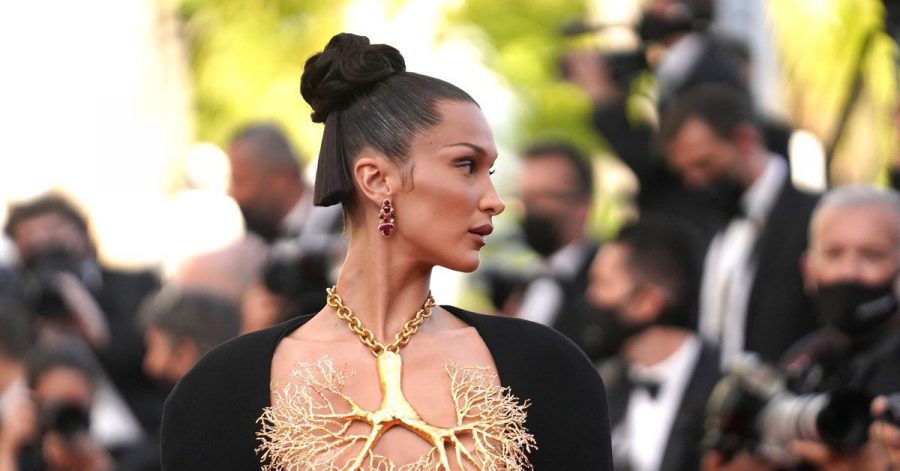 Mit einer goldenen Halskette im Lungen-Look sorgte Bella Hadid beim Filmfestival in Cannes für Aufsehen.