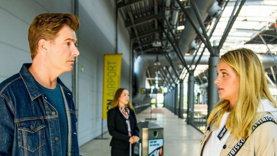 "Unter uns": Chris fällt nach dem Abschied von Matteo siedend heiß ein, dass er eine praktische Berufsschul-Aufgabe vergessen hat. (cg/spot)