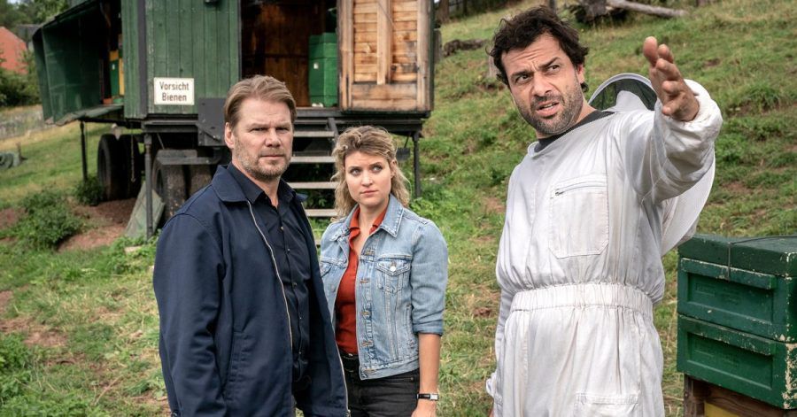 Kommissar Robert Winkler (Kai Scheve, l-r) und Kommissarin Karina Szabo (Lara Mandoki) mit dem Bienenzüchter Ronny Beer (Kai Schumann).