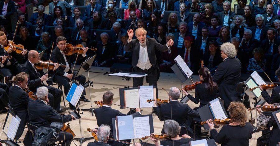 Die Münchner Philharmoniker spielen unter der Leitung von Dirigent Valery Gergiev zur Eröffnung der Isarphilharmonie im Orchestersaal.