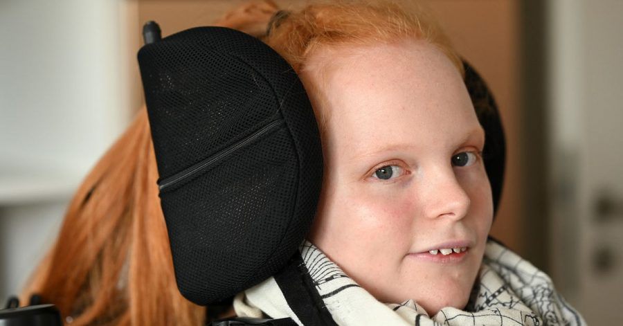 Ella leidet an Spinaler Muskelatrophie. Nach dem Inkrafttreten des „Intensivpflege- und Rehabilitationsstärkungsgesetzes“ im vergangenen Jahr kämpft sie dafür, dass beatmete Menschen wie sie auch weiter in ihren Familien betreut werden dürfen und nicht in Heimen untergebracht werden müssen.