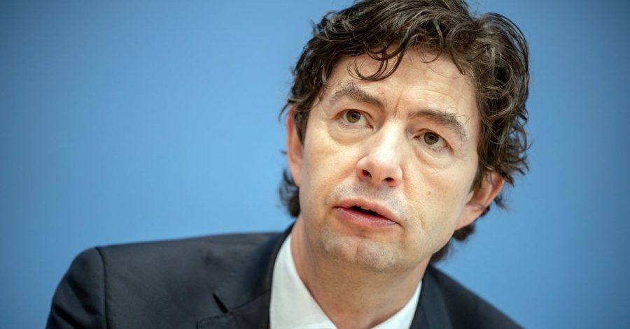 Christian Drosten, Direktor Institut für Virologie der Charité Berlin, bei einer Pressekonferenz. In der Debatte um die Impfquote in Deutschland nimmt der Virologe das Robert Koch-Institut (RKI) in Schutz.
