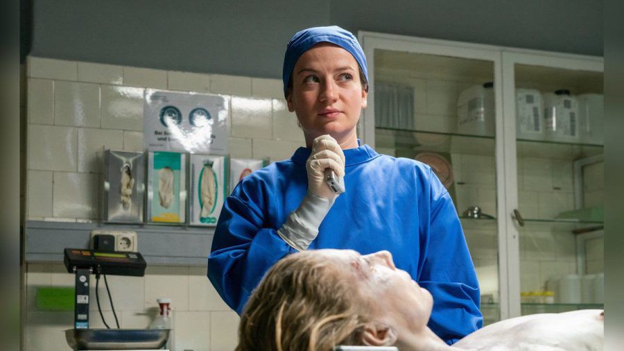 "Theresa Wolff: Home Sweet Home": Theresa Wolff (Nina Gummich) führt mit der toten Vera Köhler (Antje Rau) ein Zwiegespräch, ehe sie mit der Obduktion beginnt. (cg/spot)